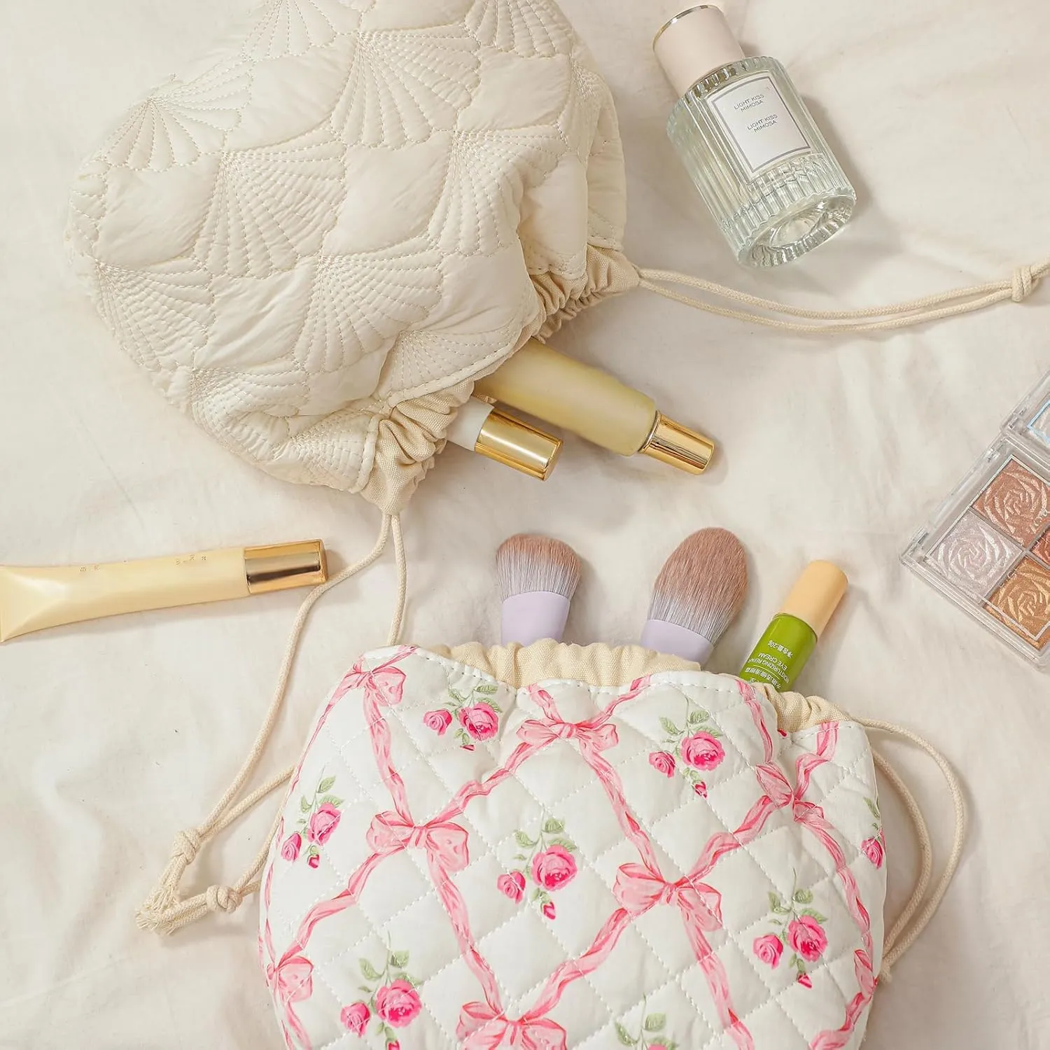 Quilted Cotton Coquette Drawstring Makeup bag, Coastal Granddaughter Aesthetic Cosmetic Bag, Cute Seashell Portable Travel Toiletry Pouch (Drawstring White)