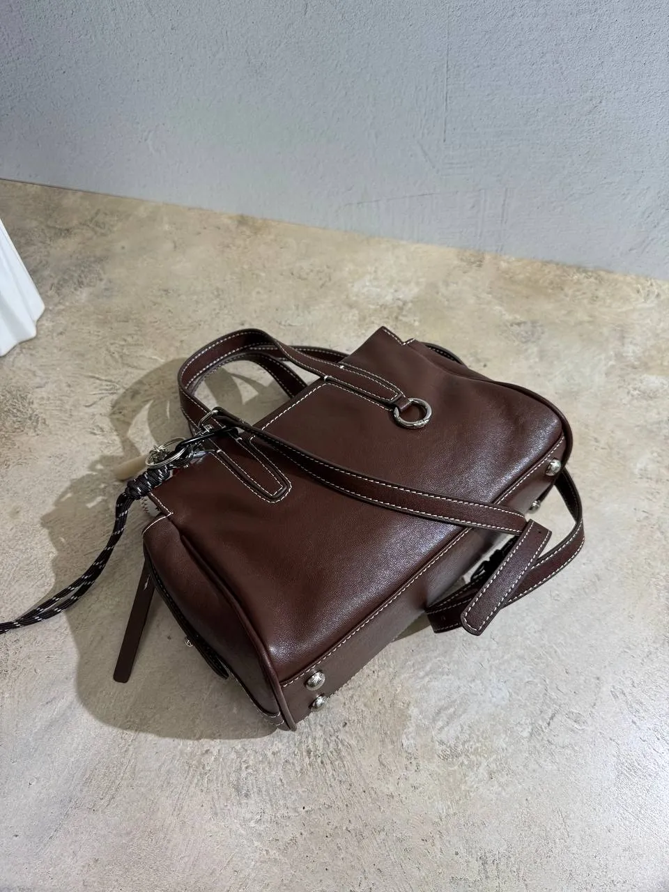 Timeless Elegance Leather Handbag with Adjustable Shoulder Strap