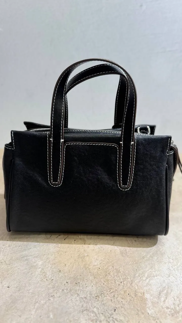 Timeless Elegance Leather Handbag with Adjustable Shoulder Strap