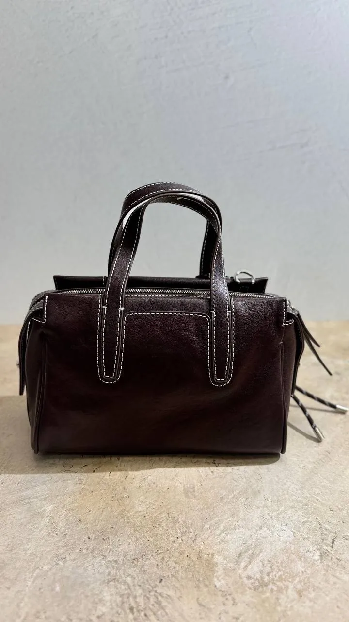 Timeless Elegance Leather Handbag with Adjustable Shoulder Strap