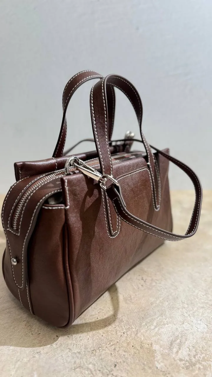 Timeless Elegance Leather Handbag with Adjustable Shoulder Strap