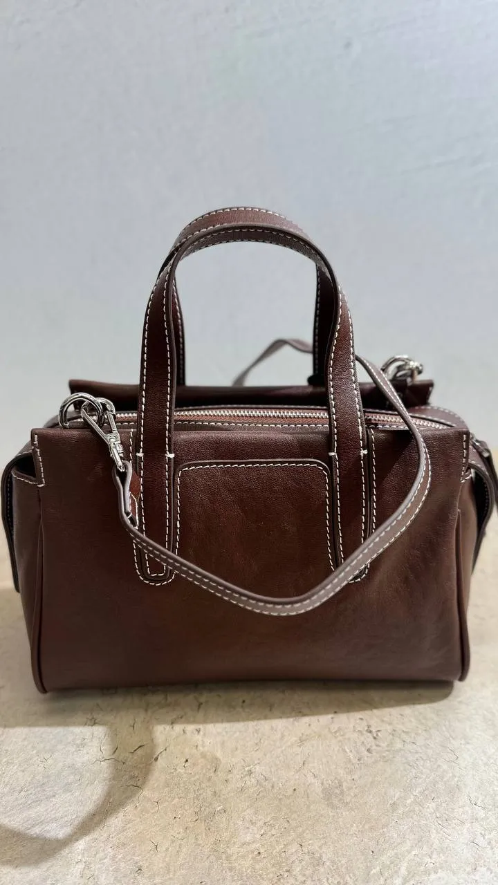 Timeless Elegance Leather Handbag with Adjustable Shoulder Strap