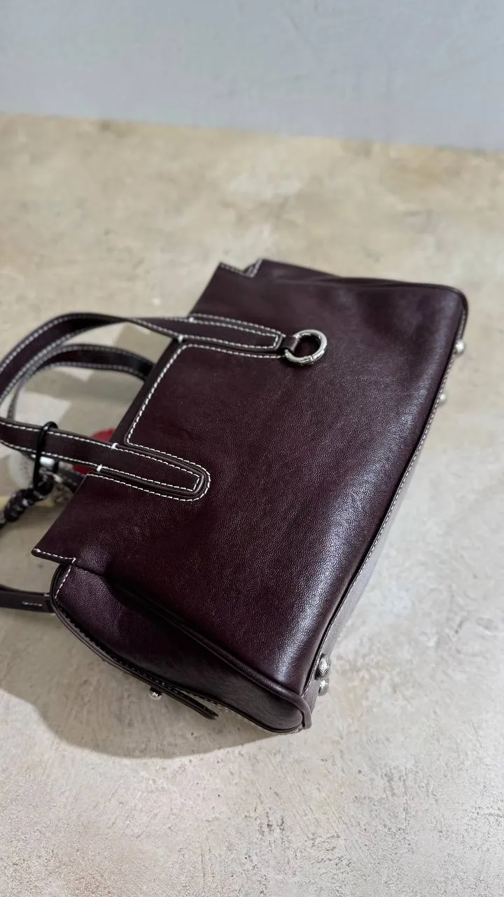 Timeless Elegance Leather Handbag with Adjustable Shoulder Strap